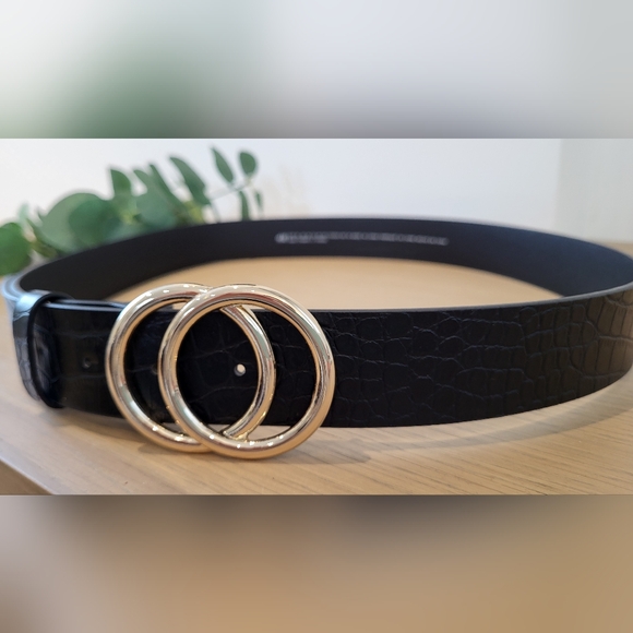 H&M NWOT Black Belt with Gold Hardware Size M - Picture 3 of 8